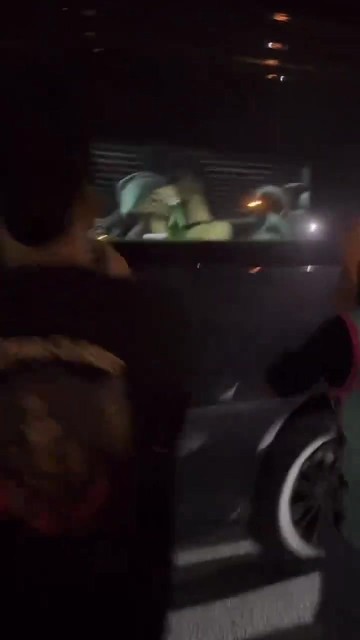 开运体育官方网站-小秀身材！文班亚马打赤膊坐在大巴上 引得球迷连连尖叫
