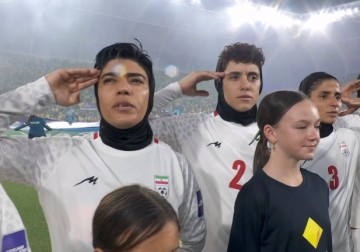 开运体育手机APP下载-声援祖国？伊朗女足亚洲杯高唱国歌+动情敬军礼！首轮曾集体沉默