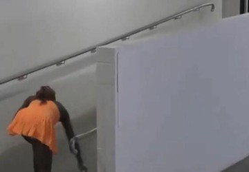 kaiyun sports-怒摔球拍被拍下！高芙不满澳网直播：我们一点隐私都没有了